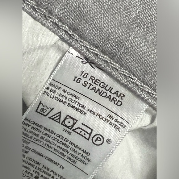 Old Navy Women’s Gray Curvy Profile Jeans, Size 16 - Picture 3 of 4